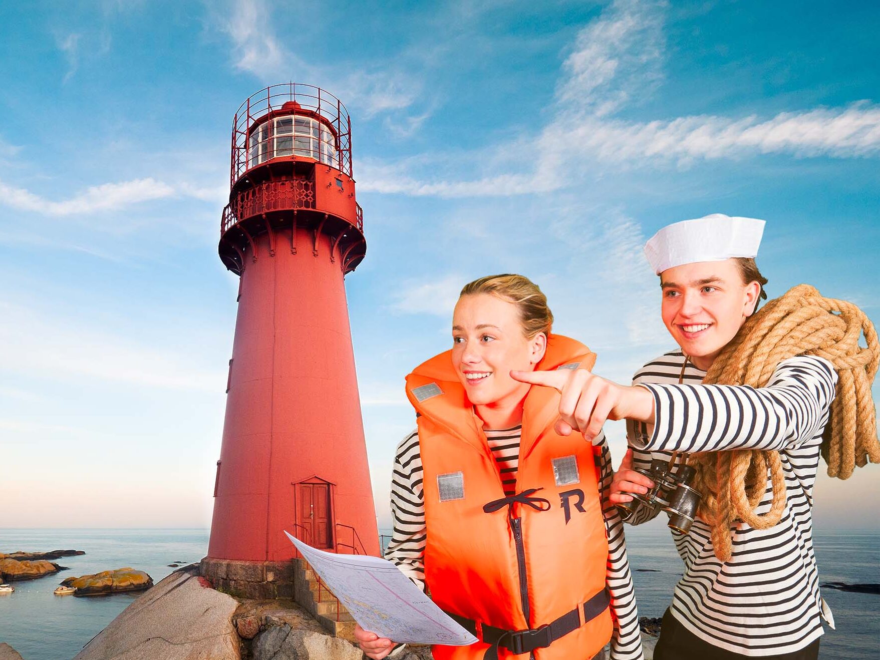 To ungdommer, en jente og en gutt, står på en holme foran Svenner fyr. Jenta studerer kartet, og gutten peker mot noe. Han har kikkert i hånden og tau over skulderen. Begge er kledd i maritime klær og er åpentbart ute på oppdagelse, etter å ha tatt båtførerkurs.